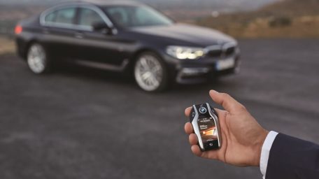BMW 5 : Ψάχνει και για πάρκινγκ!