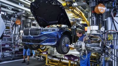 Γκαζώνουν οι πωλήσεις ηλεκτρικών της BMW