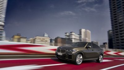 Η νέα BMW X6 συνδυάζει την ευελιξία και προσαρμοστικότητα ενός SAV με τη γοητεία ενός coupe.
