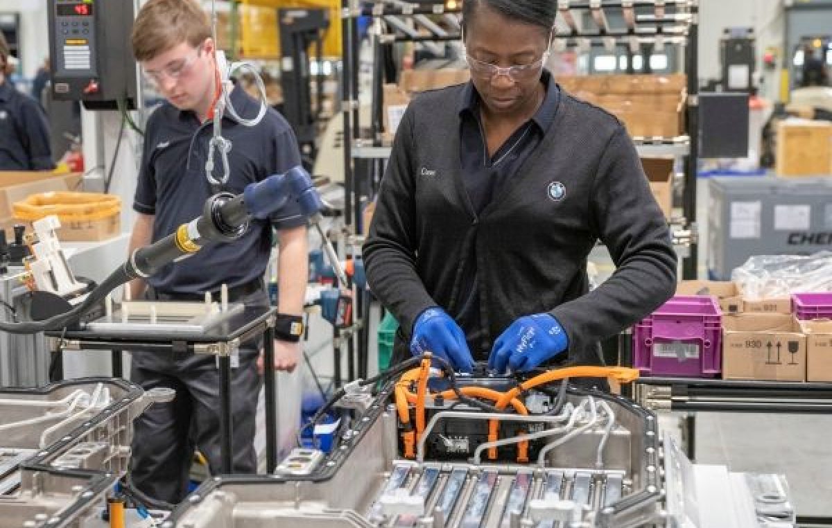BMW: Το εργοστάσιο που διπλασίασε την παραγωγική δυναμικότητα στις μπαταρίες