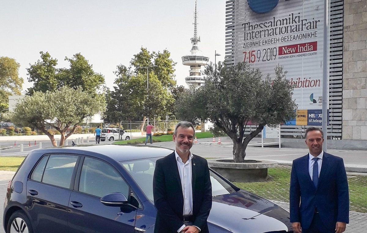 O δήμαρχος Θεσσαλονίκης με ηλεκτρικό VW e-Golf