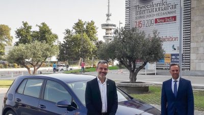 O δήμαρχος Θεσσαλονίκης με ηλεκτρικό VW e-Golf