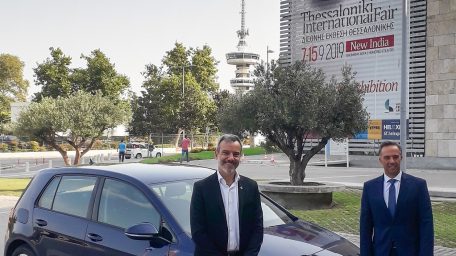 O δήμαρχος Θεσσαλονίκης με ηλεκτρικό VW e-Golf