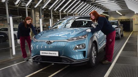 Hyundai: Τριπλασιάζει την παραγωγή του Kona