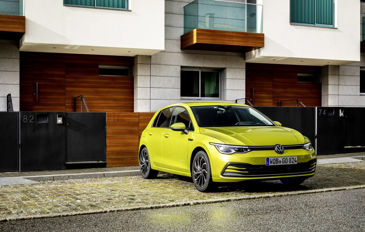 Φρενάρει, επιταχύνει, αλλάζει μόνο του πορεία. Τα πάντα κάνει το TRAVEL ASSIST στο νέο Golf