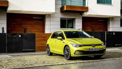 Φρενάρει, επιταχύνει, αλλάζει μόνο του πορεία. Τα πάντα κάνει το TRAVEL ASSIST στο νέο Golf