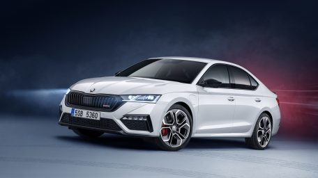 Η οικογένεια των SKODA RS καλωσορίζει το πρώτο της plug-in υβριδικό μοντέλο