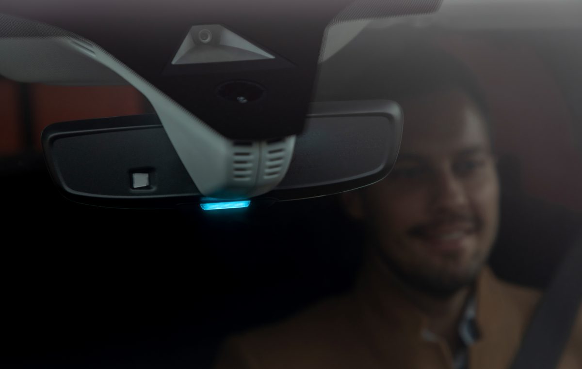 Το Opel Grandland X υιοθετεί ένα μπλε φως που δηλώνει την ηλεκτρική λειτουργία του