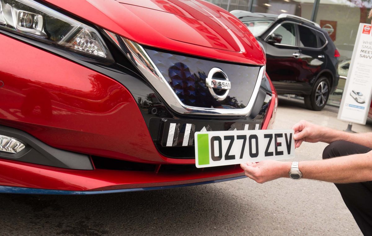 Έξυπνο: Στη Βρετανία τοποθετούν πράσινες πινακίδες για να ξεχωρίζουν τα ηλεκτρικά!