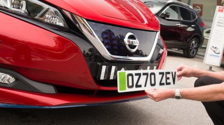 Έξυπνο: Στη Βρετανία τοποθετούν πράσινες πινακίδες για να ξεχωρίζουν τα ηλεκτρικά!