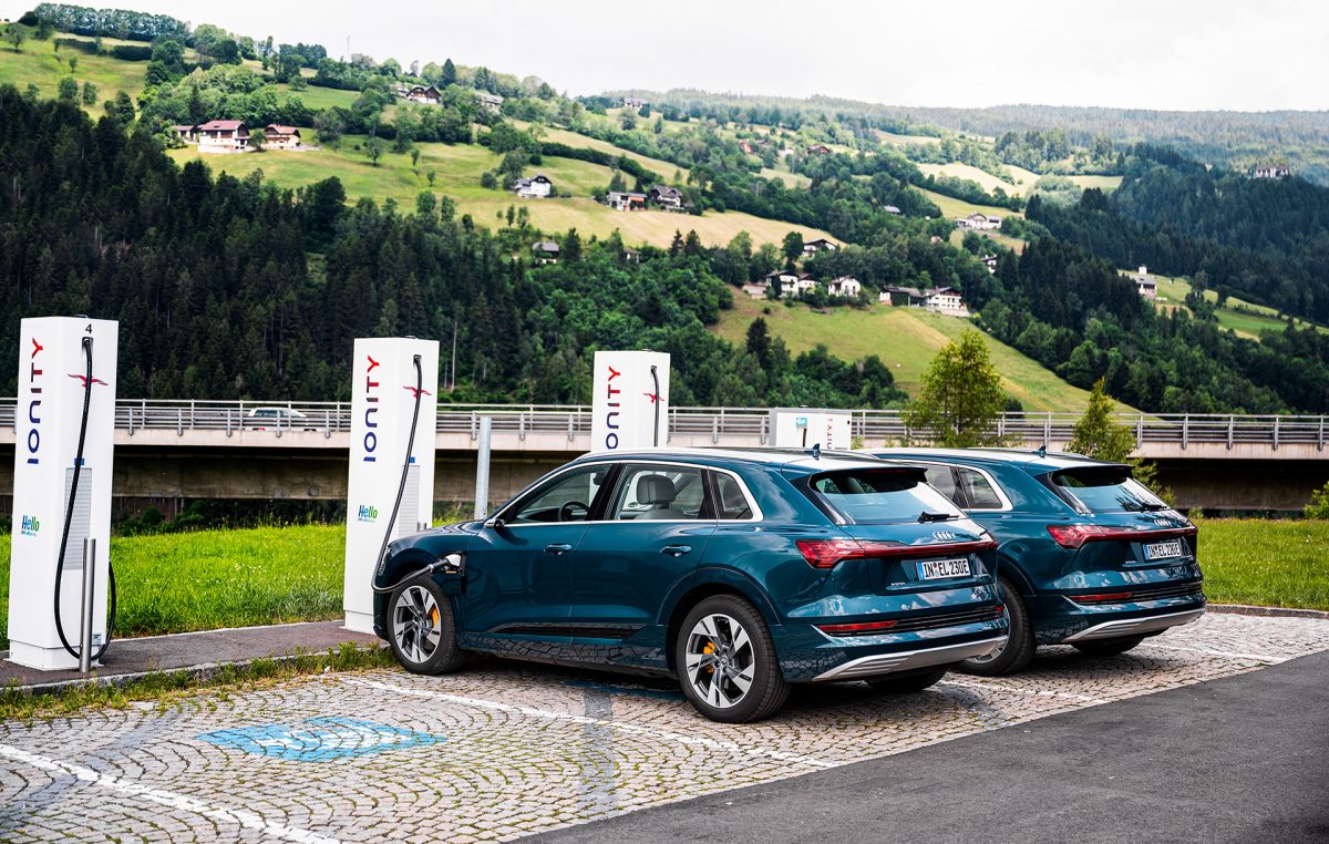 Το Audi e-tron φορτίζει χωρίς τον κίνδυνο blackout στο δίκτυο