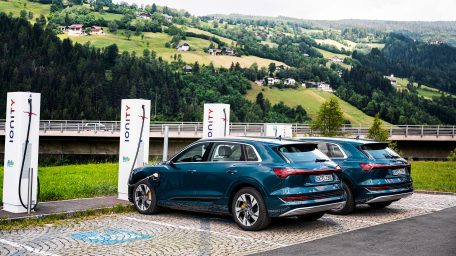 Το Audi e-tron φορτίζει χωρίς τον κίνδυνο blackout στο δίκτυο