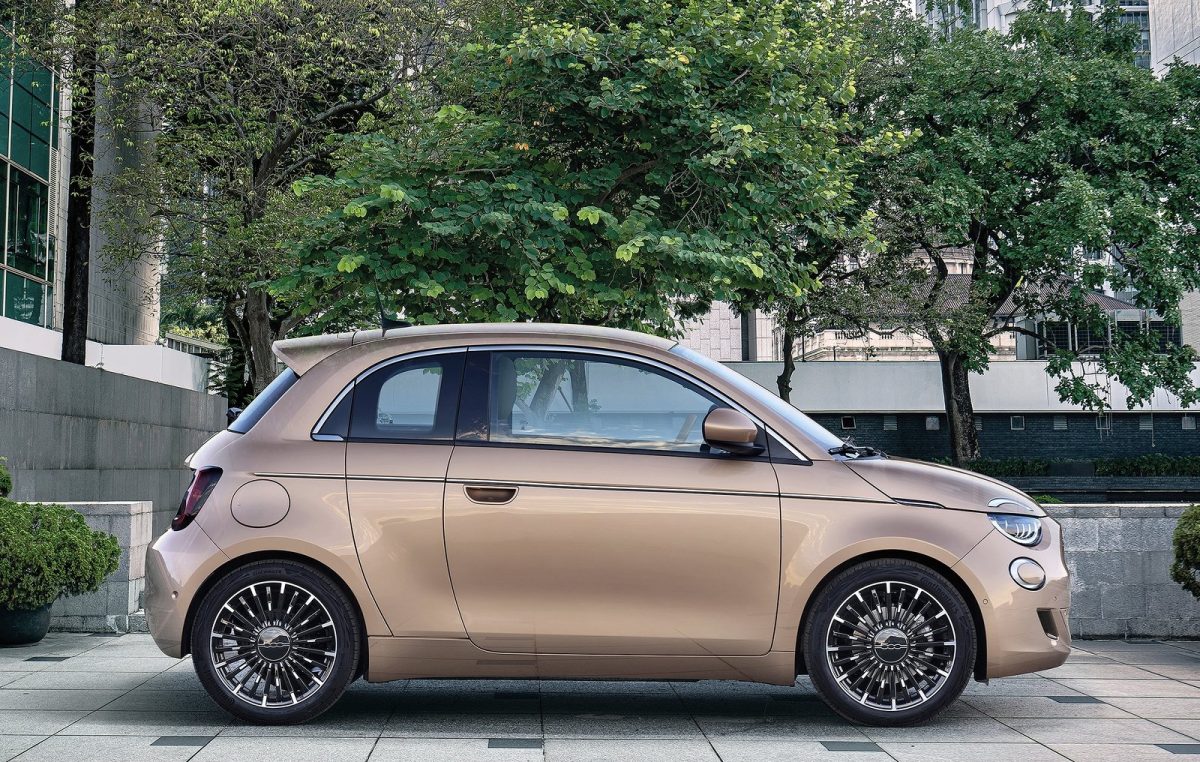 Διπλό «χτύπημα» από το νέο ηλεκτρικό Fiat 500 και στα βραβεία του “What Car?”