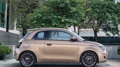 Διπλό «χτύπημα» από το νέο ηλεκτρικό Fiat 500 και στα βραβεία του “What Car?”