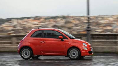 Η νέα σειρά Fiat 500 είναι διαθέσιμη στην Ελλάδα φέρνοντας τον αέρα της «Dolce Vita»
