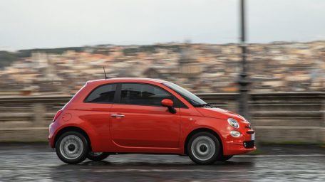 Η νέα σειρά Fiat 500 είναι διαθέσιμη στην Ελλάδα φέρνοντας τον αέρα της «Dolce Vita»