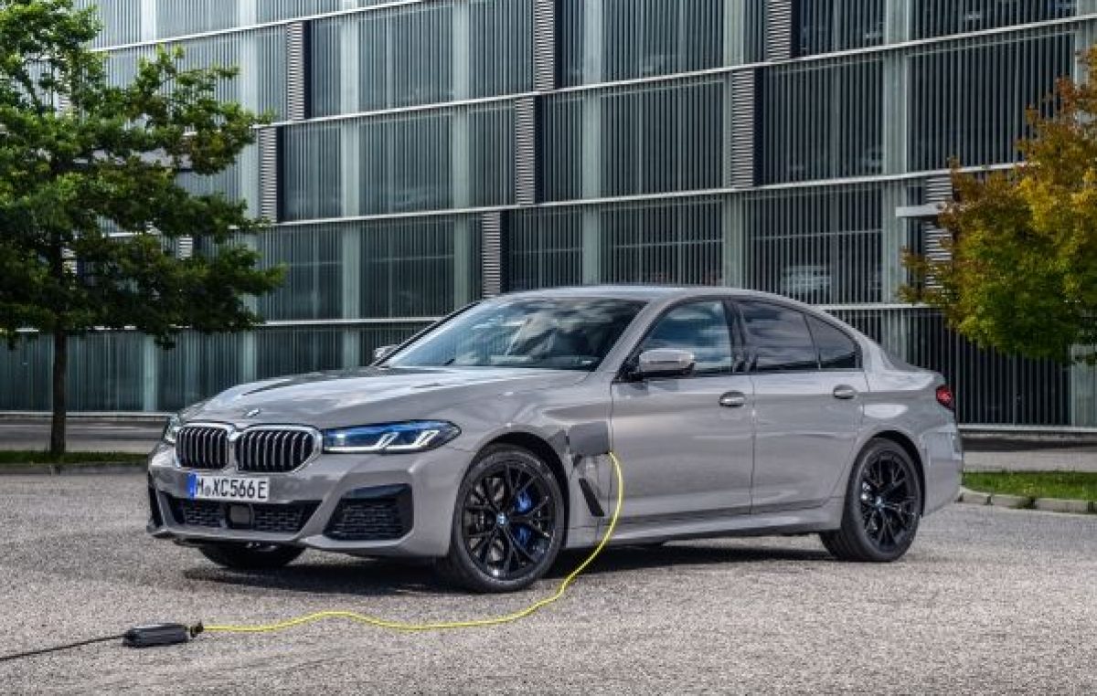BMW iX , BMW i 4 και BMW iX 3 υποστηρίζουν την επέλαση της ηλεκτροκίνησης