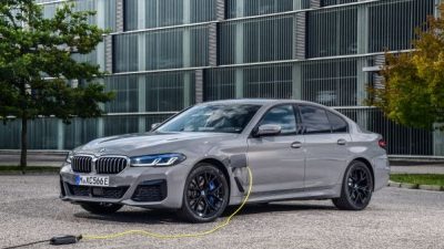 BMW iX , BMW i 4 και BMW iX 3 υποστηρίζουν την επέλαση της ηλεκτροκίνησης