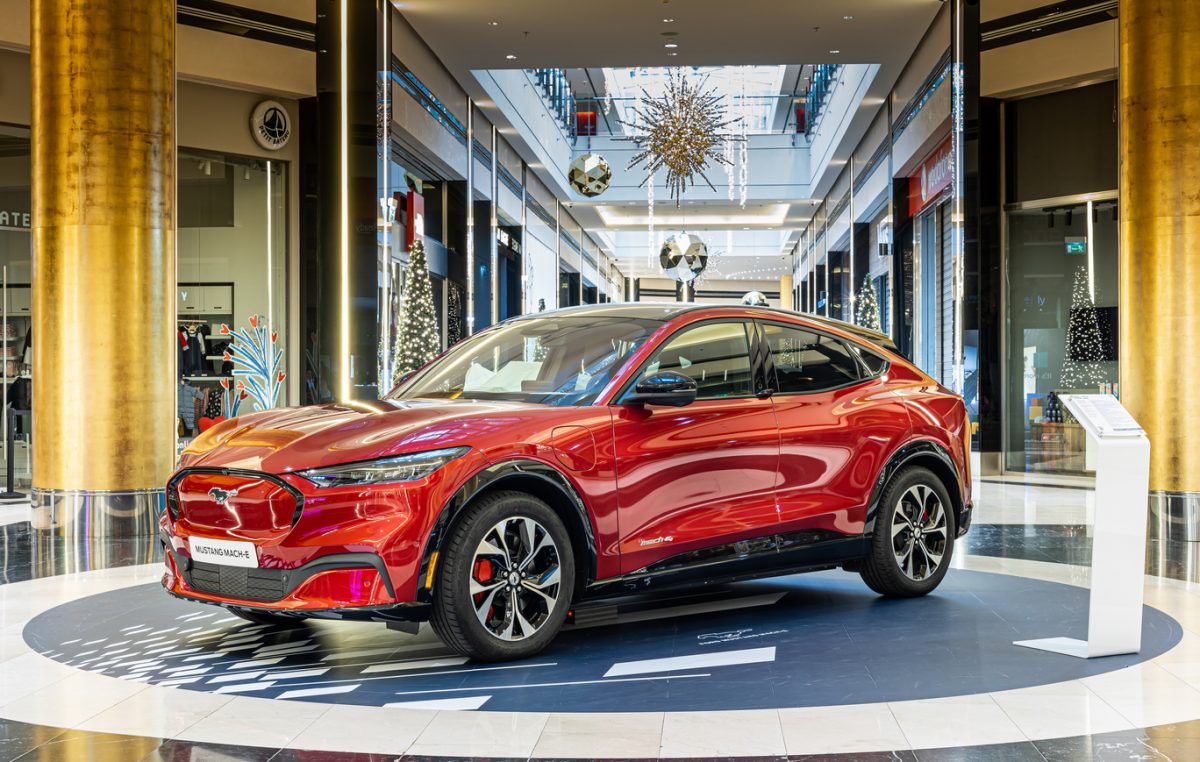 Η νέα Mustang Mach-E δίνει το «παρών» στο ισόγειο του πολυκαταστήματος «Golden Hall»