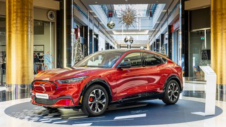 Η νέα Mustang Mach-E δίνει το «παρών» στο ισόγειο του πολυκαταστήματος «Golden Hall»