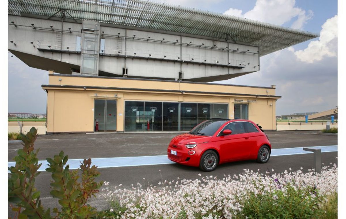 Tα δύο ηλεκτρικά της FIAT, που ακουμπάνε στις δύο χρονολογικές άκρες της φίρμας