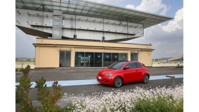 Tα δύο ηλεκτρικά της FIAT, που ακουμπάνε στις δύο χρονολογικές άκρες της φίρμας