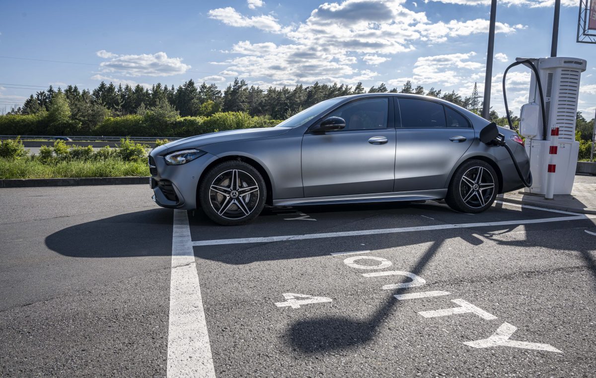 Για 8η συνεχόμενη χρονιά στη χώρα μας η Mercedes-Benz κόβει πρώτη το νήμα στις πωλήσεις επιβατικών της premium κατηγορίας.