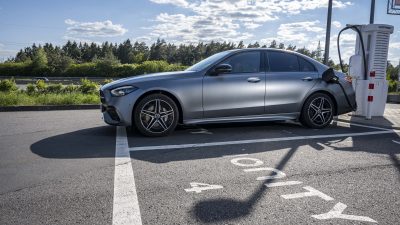 Για 8η συνεχόμενη χρονιά στη χώρα μας η Mercedes-Benz κόβει πρώτη το νήμα στις πωλήσεις επιβατικών της premium κατηγορίας.