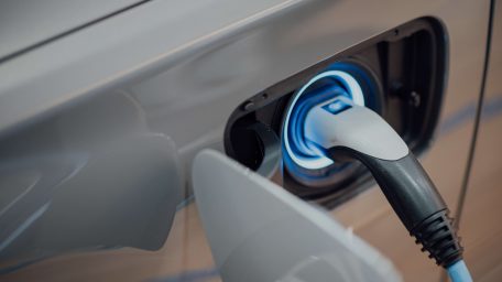 Ένα στα δέκα αυτοκίνητα που πουλήθηκαν το 2022 ήταν ηλεκτρικό