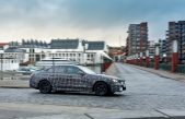 Η νέα BMW i5 εντυπωσιάζει με τις επιδόσεις της σε χειμερινές δοκιμές σε πάγο και χιόνι