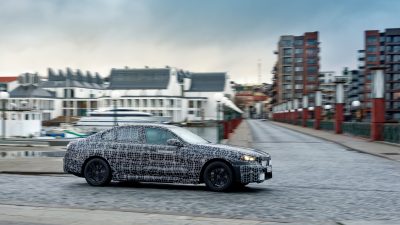 Η νέα BMW i5 εντυπωσιάζει με τις επιδόσεις της σε χειμερινές δοκιμές σε πάγο και χιόνι