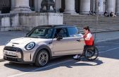 Ηλεκτρικό, βιώσιμο, χωρίς περιορισμούς: το MINI Cooper SE κάνει την οδήγηση διασκέδαση για ανθρώπους με αναπηρία