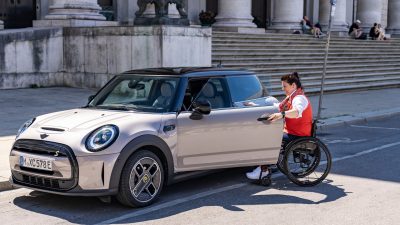 Ηλεκτρικό, βιώσιμο, χωρίς περιορισμούς: το MINI Cooper SE κάνει την οδήγηση διασκέδαση για ανθρώπους με αναπηρία