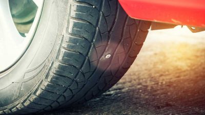 Ο καύσωνας “κουράζει” τα ελαστικά. Τι συνιστούν οι ειδικοί