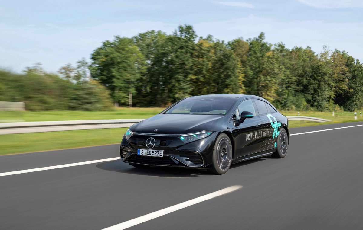 Η Mercedes-Benz έλαβε έγκριση για τη δοκιμή ειδικών φώτων σήμανσης για αυτόνομη οδήγηση στη Γερμανία