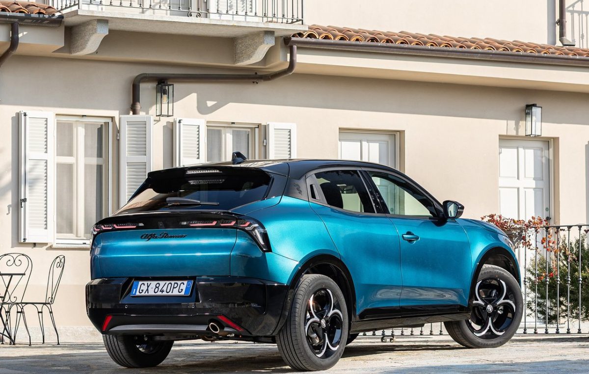 Alfa Romeo Junior Ibrida Q4: Η τετρακίνητη έκδοση τώρα στην Ελλάδα