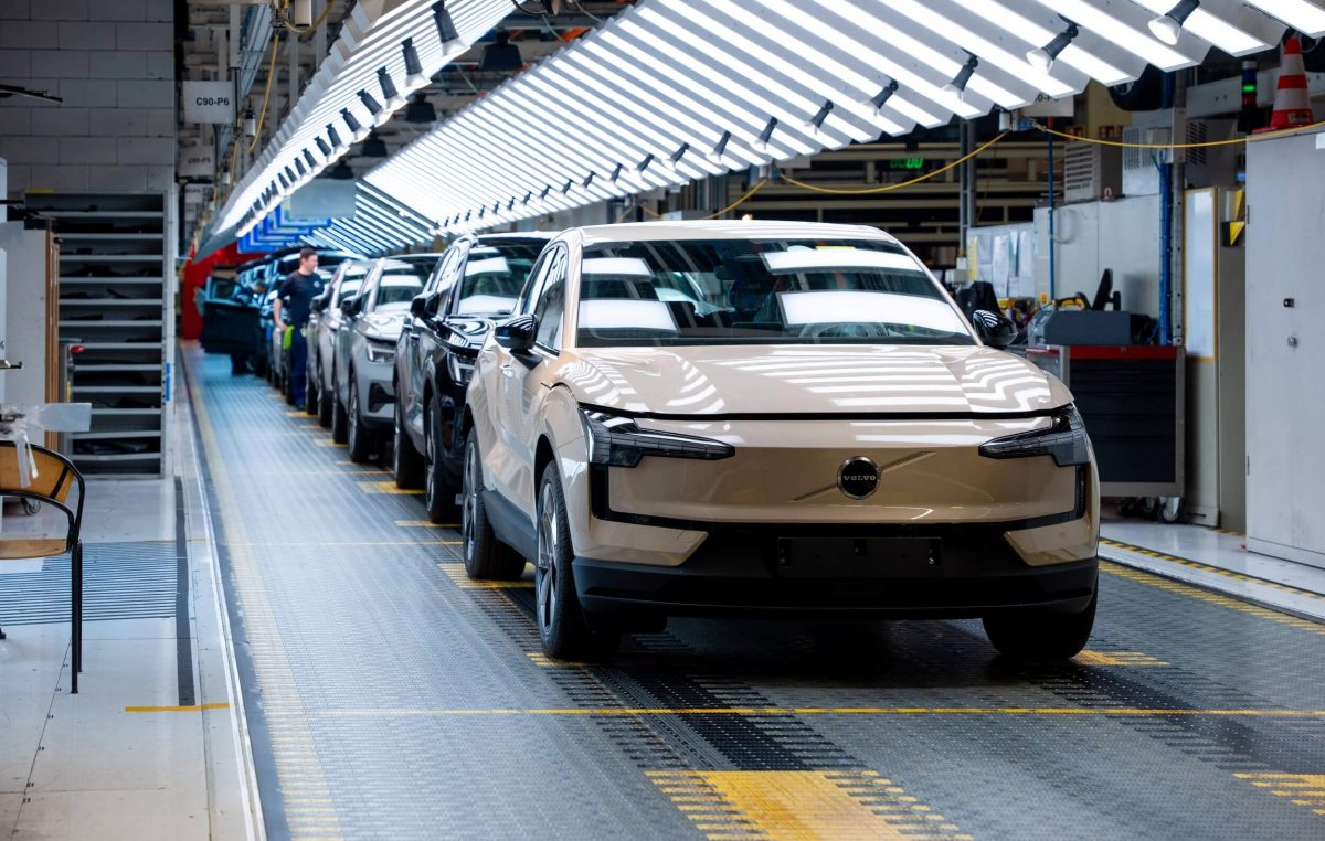 Η Volvo Cars ξεκινά την παραγωγή του best-seller ηλεκτρικού SUV της EX30 στην Ευρώπη 
